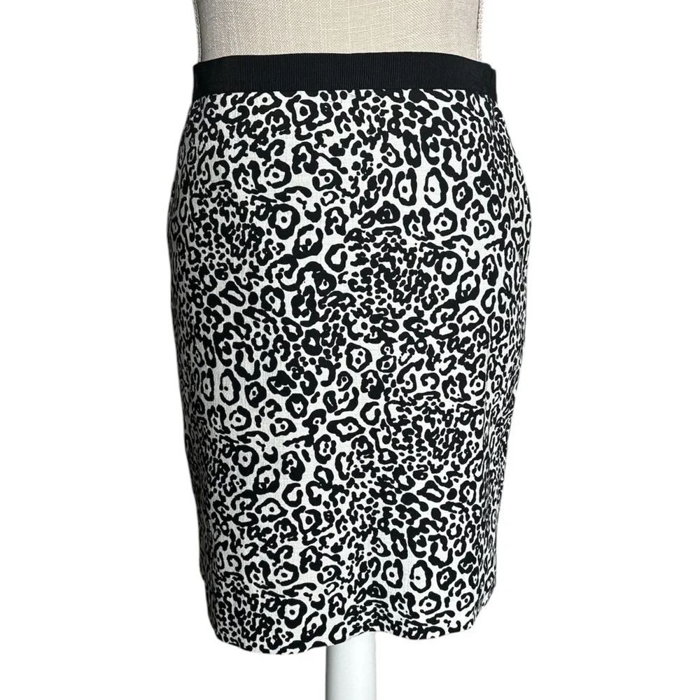 Ann Taylor Petite Skirt in Black/White Leopard Print Size 2P EUC